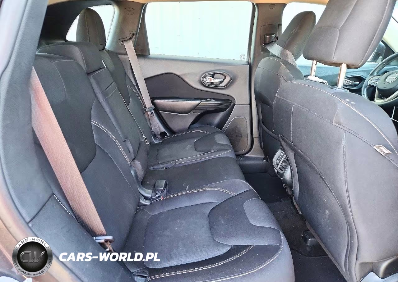 2015 Jeep Cherokee Latitude VIN:1C4PJMCS1FW502490 - 11