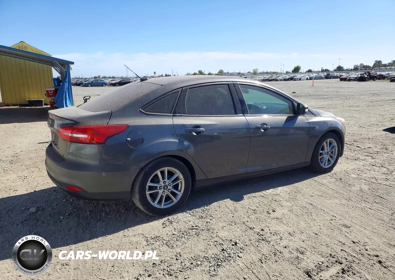 2016 Ford Focus Se VIN:1FADP3F27GL263169 - 3