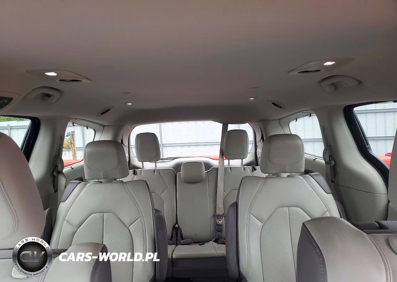 2018 Chrysler Pacifica Touring L Plus VIN:2C4RC1EG3JR131232 - 10