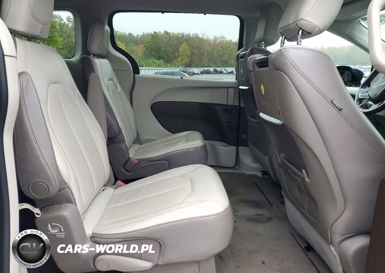 2018 Chrysler Pacifica Touring L Plus VIN:2C4RC1EG3JR131232 - 11