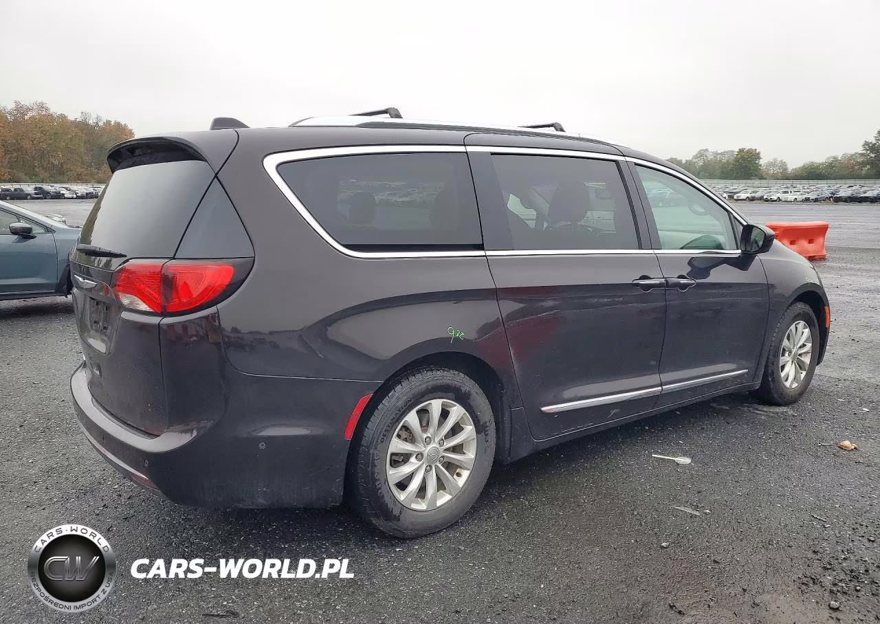 2018 Chrysler Pacifica Touring L Plus VIN:2C4RC1EG3JR131232 - 3
