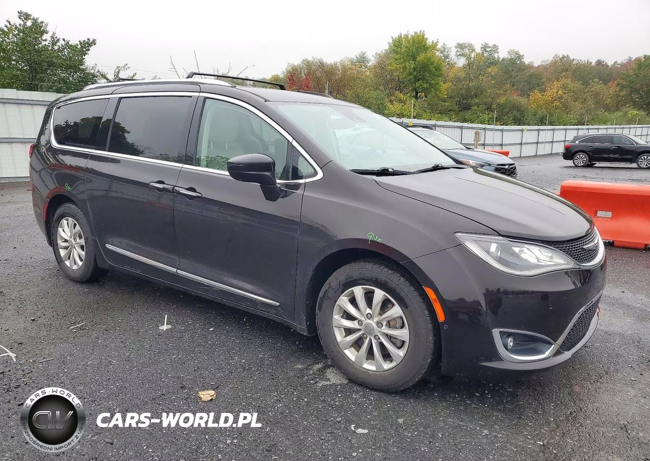2018 Chrysler Pacifica Touring L Plus VIN:2C4RC1EG3JR131232 - 4