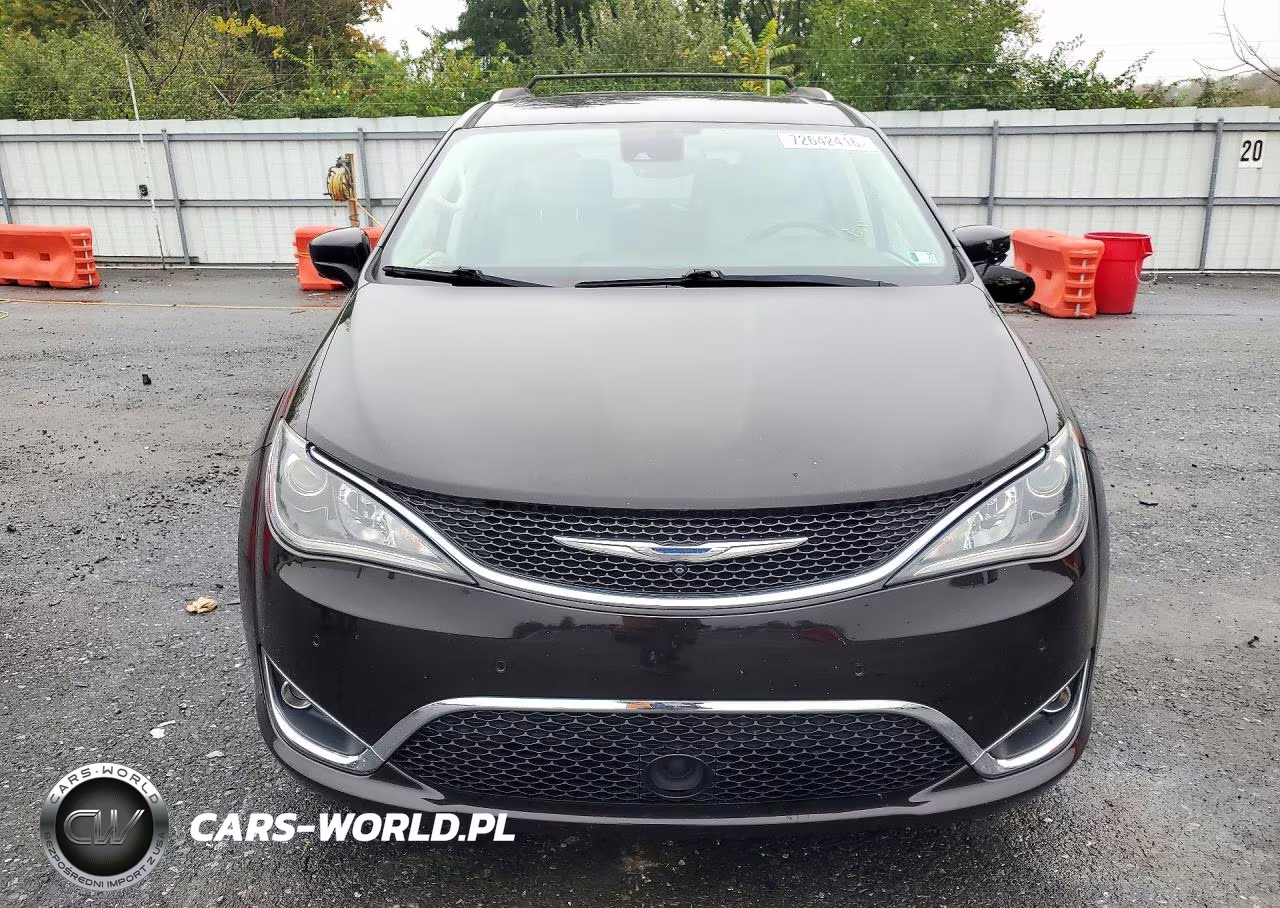 2018 Chrysler Pacifica Touring L Plus VIN:2C4RC1EG3JR131232 - 5