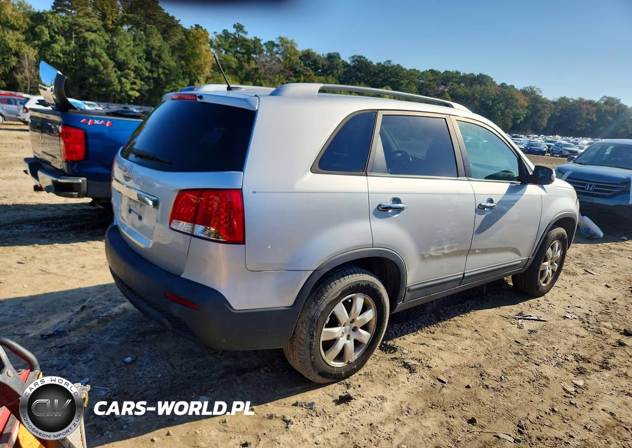2011 Kia Sorento Lx VIN:5XYKT4A13BG038852 - 3