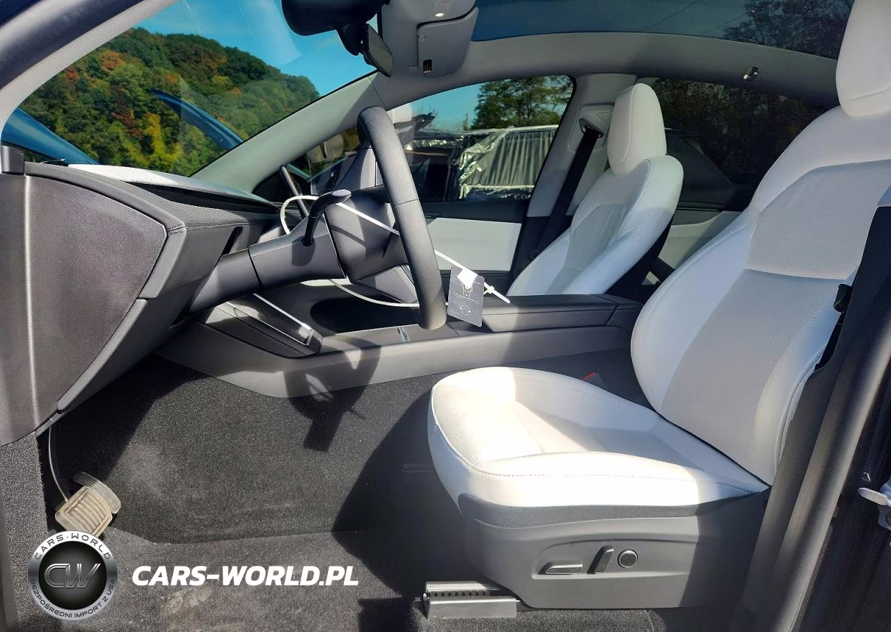 2026 Tesla Model Y VIN:7SAYGDEE1TF532070 - 7