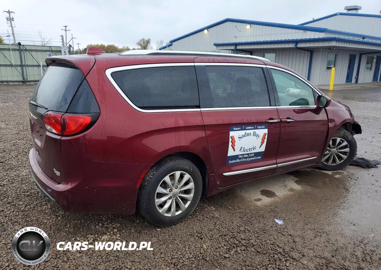 2019 Chrysler Pacifica Touring L VIN:2C4RC1BG6KR549189 - 3