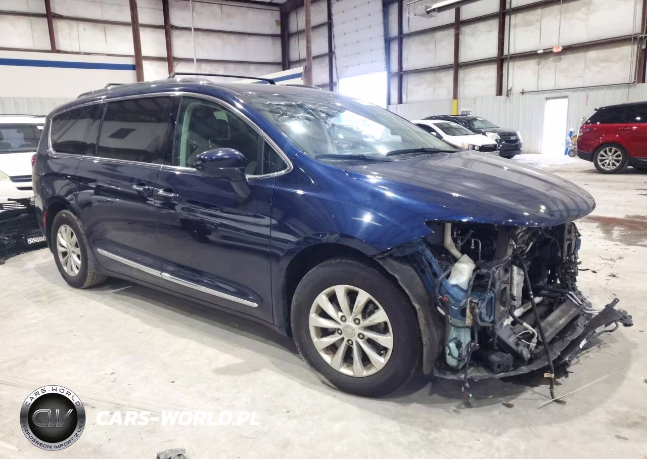 2019 Chrysler Pacifica Touring L VIN:2C4RC1BG6KR554537 - 4