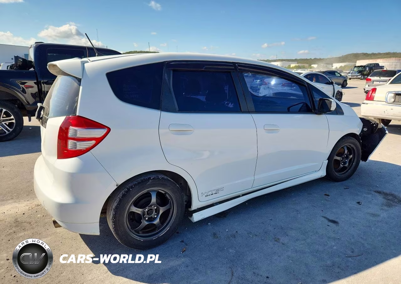 2013 Honda Fit Sport VIN:JHMGE8H51DC043943 - 3