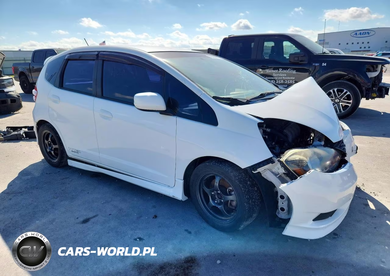2013 Honda Fit Sport VIN:JHMGE8H51DC043943 - 4
