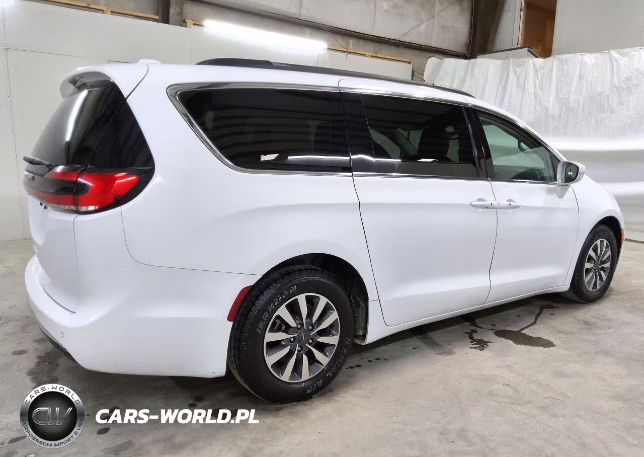 2022 Chrysler Pacifica Touring L VIN:2C4RC1BG3NR106373 - 3