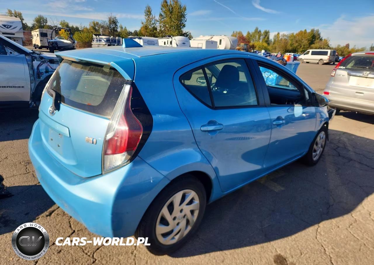 2015 Toyota Prius C Two VIN:JTDKDTB32F1114820 - 3