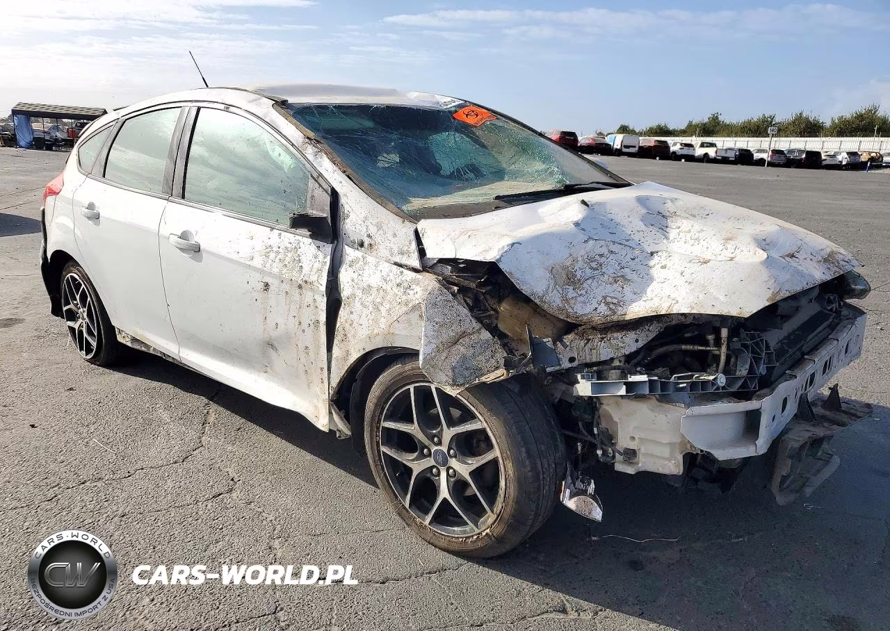 2016 Ford Focus Se VIN:1FADP3K27GL315633 - 4