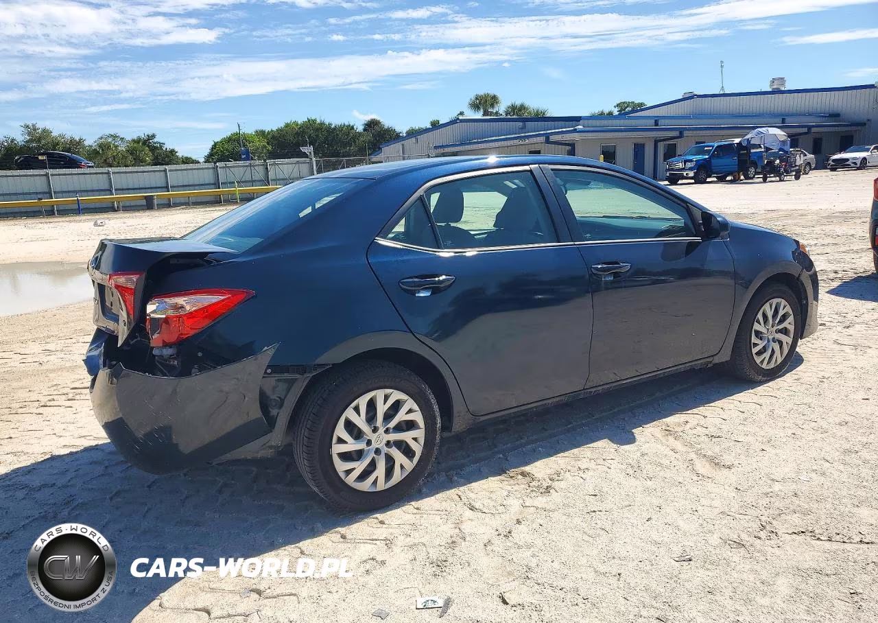 2018 Toyota Corolla Le VIN:5YFBURHE3JP738609 - 3