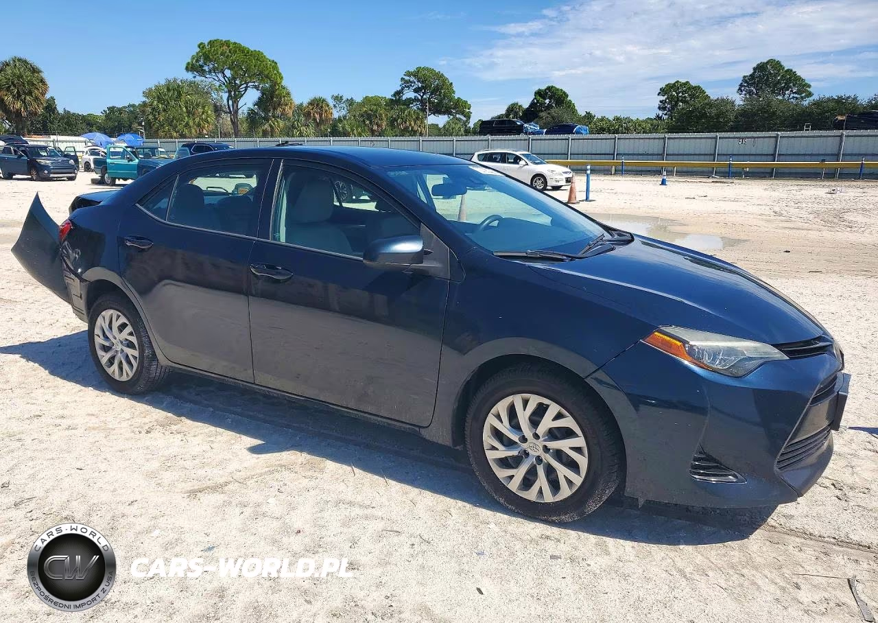 2018 Toyota Corolla Le VIN:5YFBURHE3JP738609 - 4