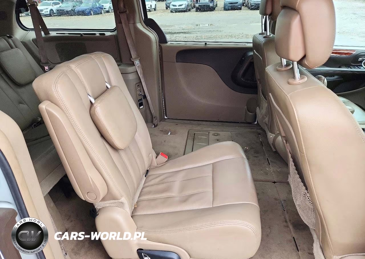 2015 Chrysler Town & Country Touring VIN:2C4RC1BG2FR743742 - 10