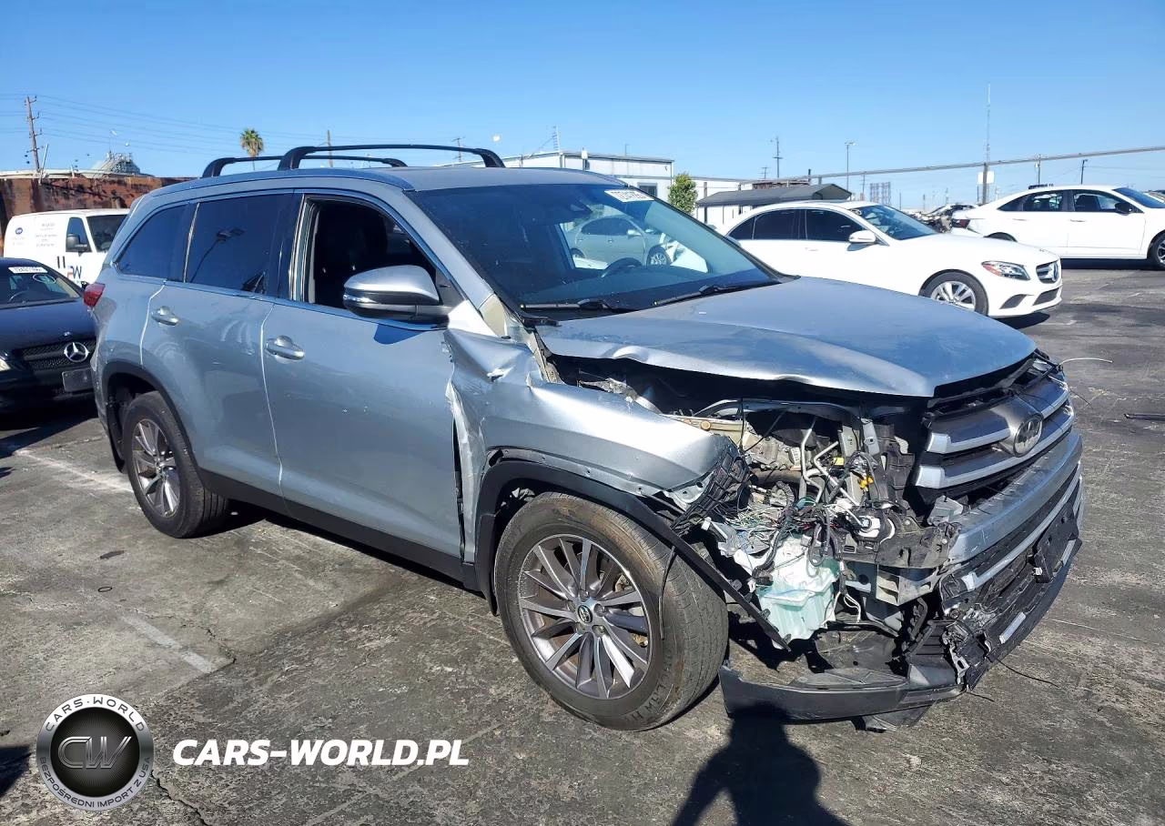 2019 Toyota Highlander Xle VIN:5TDKZRFH0KS556986 - 4
