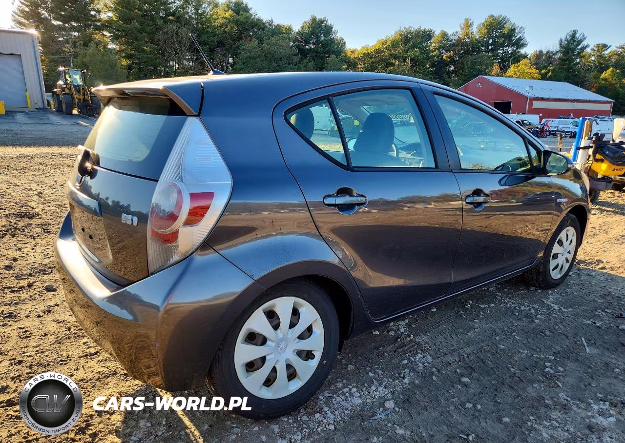 2013 Toyota Prius C Two VIN:JTDKDTB33D1531151 - 3