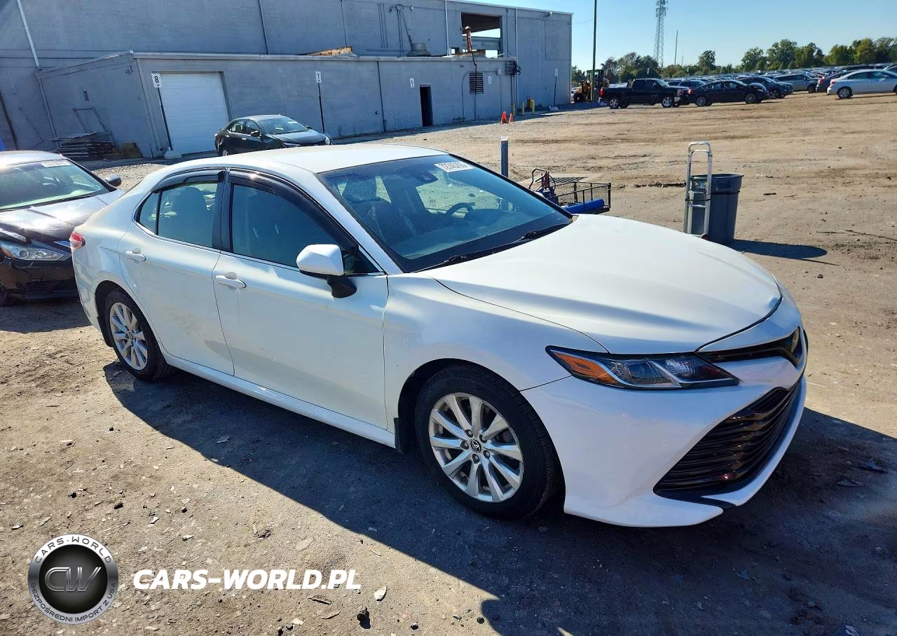 2018 Toyota Camry Le VIN:JTNB11HK2J3020022 - 4