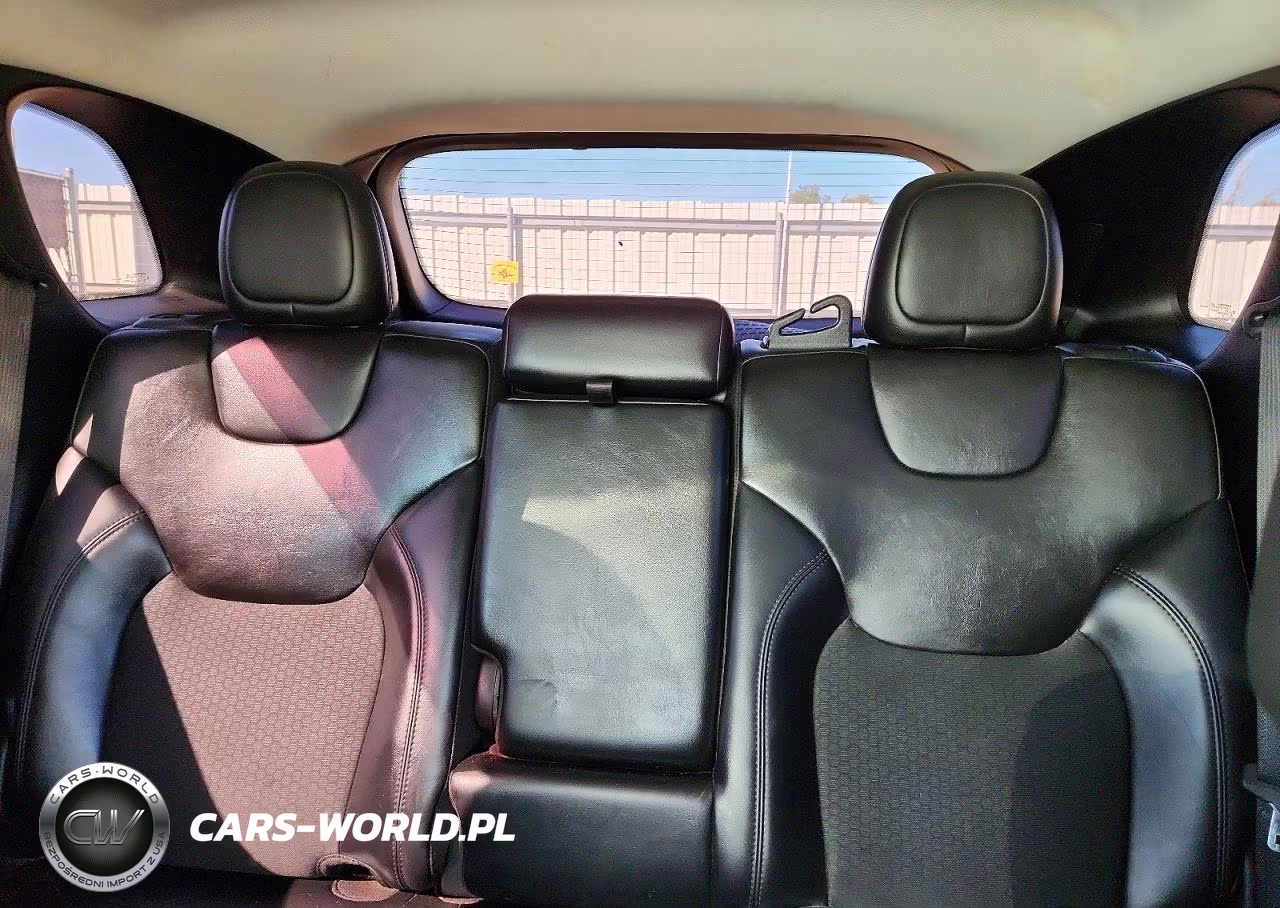 2019 Jeep Cherokee Latitude Plus VIN:1C4PJMLN3KD489614 - 10