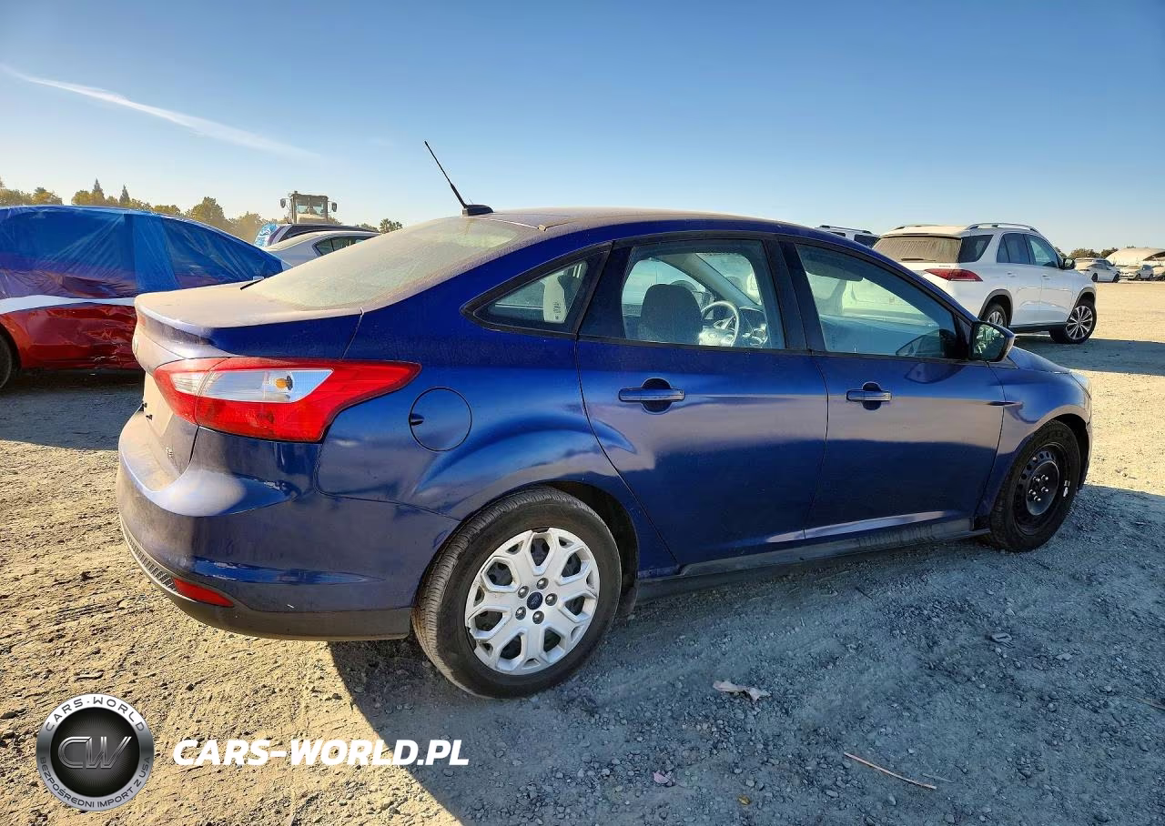 FORD FOCUS SE VIN:1FAHP3F24CL452843 - 3