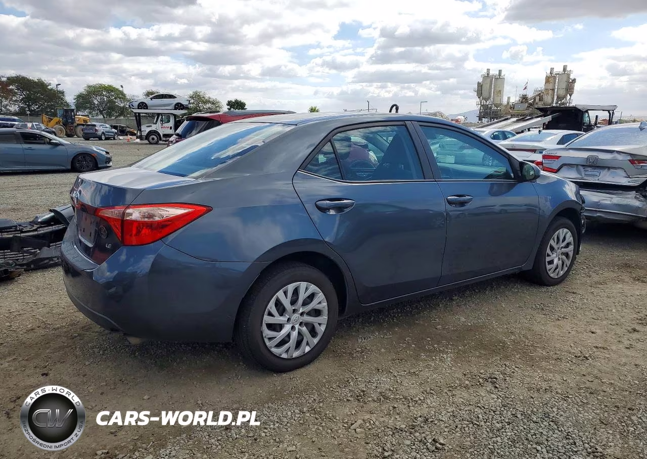 2018 Toyota Corolla Le VIN:5YFBURHE1JP849353 - 3