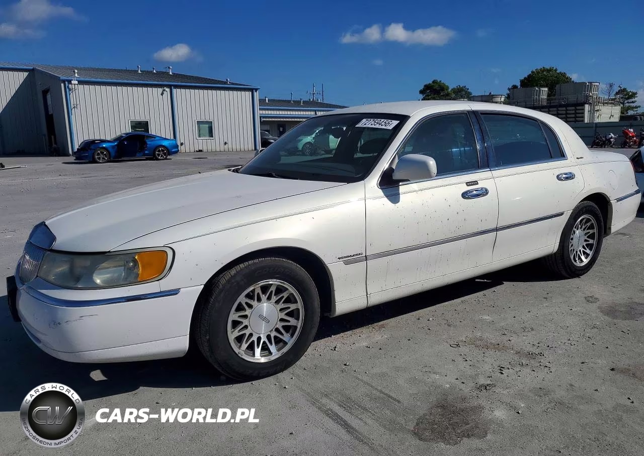 2000 Lincoln Town Car Signature VIN:1LNHM82W9YY852895 - 1