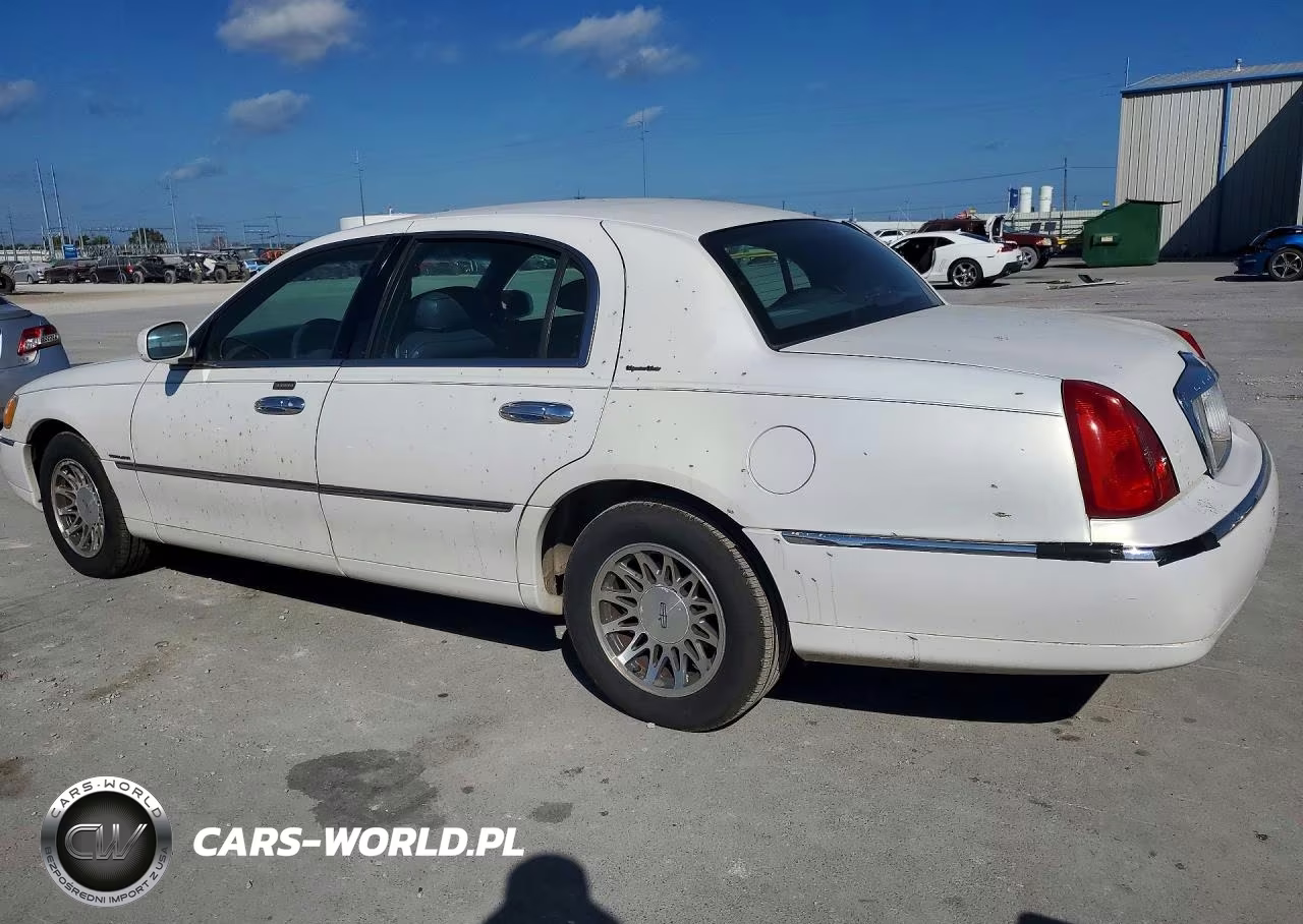 2000 Lincoln Town Car Signature VIN:1LNHM82W9YY852895 - 2