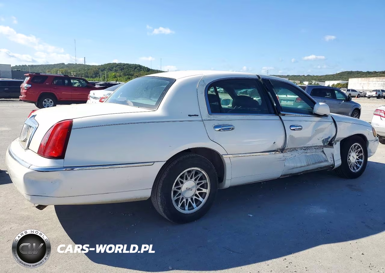 2000 Lincoln Town Car Signature VIN:1LNHM82W9YY852895 - 3