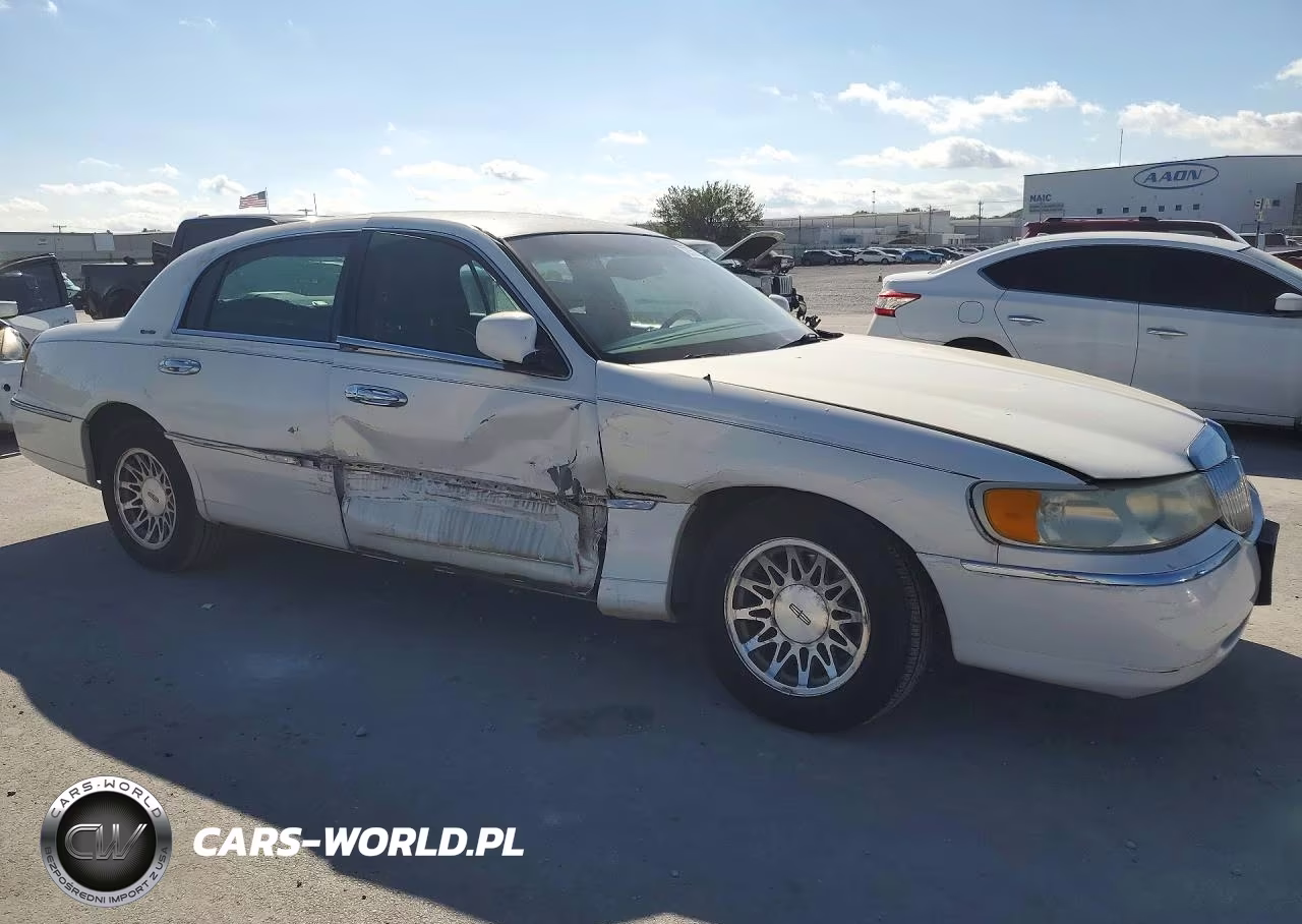 2000 Lincoln Town Car Signature VIN:1LNHM82W9YY852895 - 4