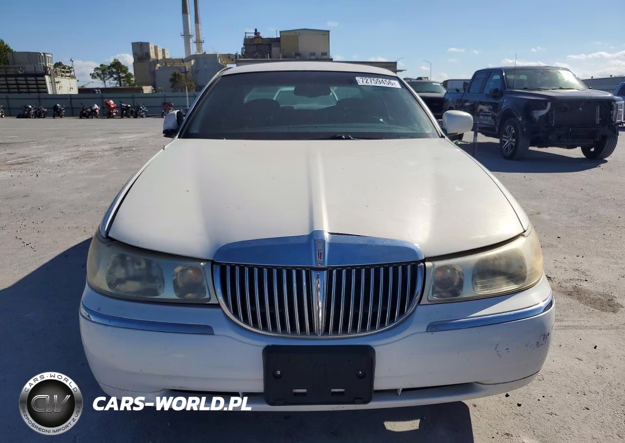 2000 Lincoln Town Car Signature VIN:1LNHM82W9YY852895 - 5