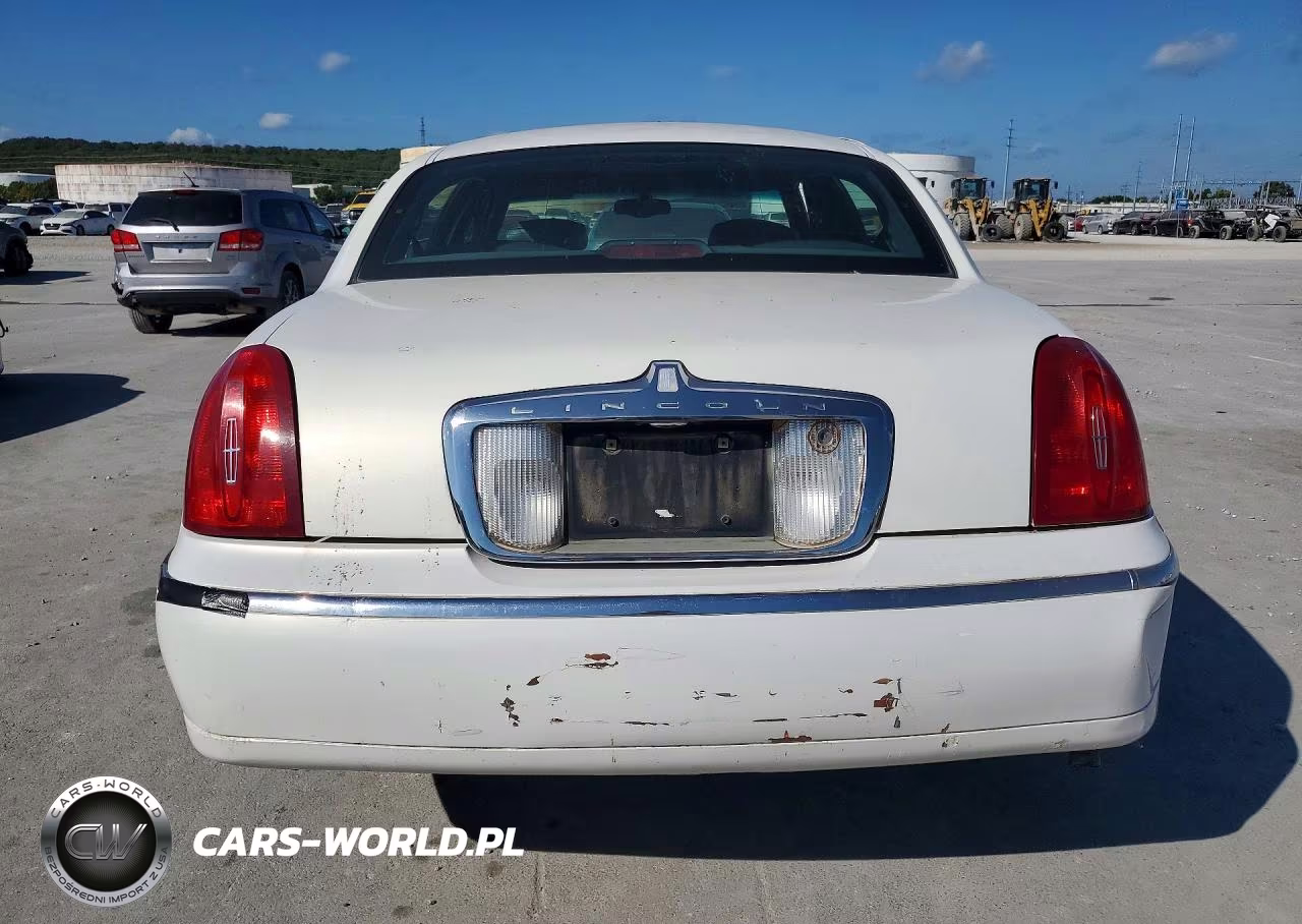 2000 Lincoln Town Car Signature VIN:1LNHM82W9YY852895 - 6
