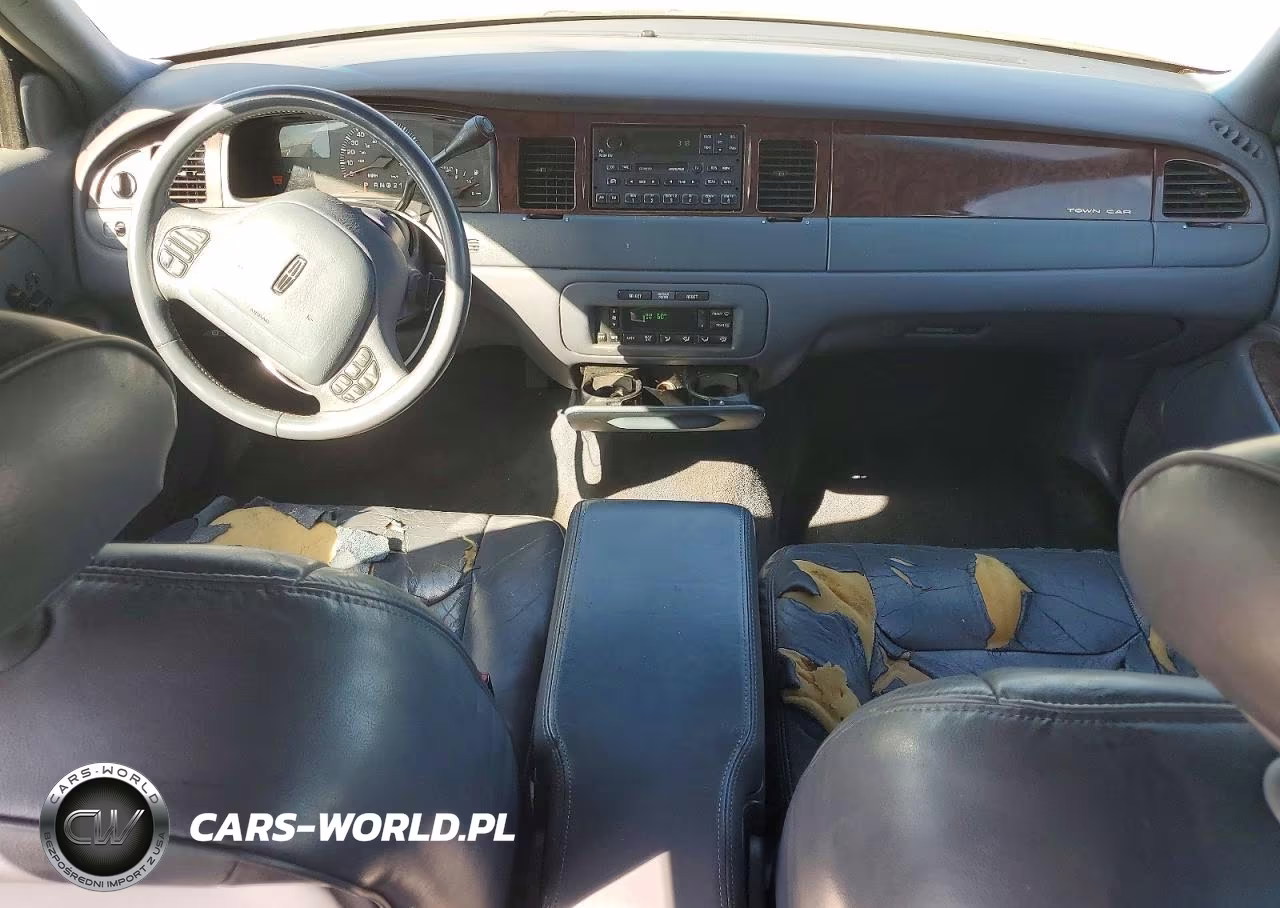 2000 Lincoln Town Car Signature VIN:1LNHM82W9YY852895 - 8