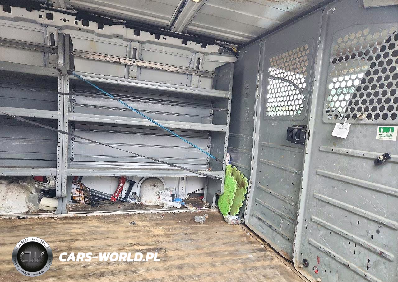 2018 Chevrolet Express G2500 VIN:1GCWGAFP9J1228137 - 11