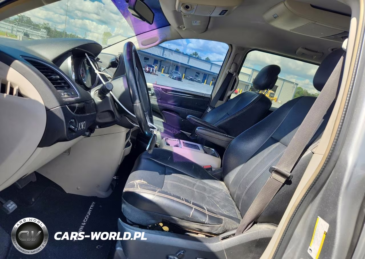 2014 Chrysler Town & Country Touring VIN:2C4RC1BGXER123879 - 7