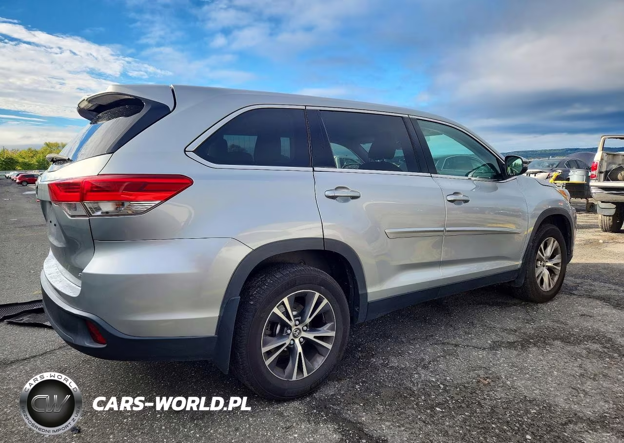 2019 Toyota Highlander Le VIN:5TDBZRFH2KS974529 - 3