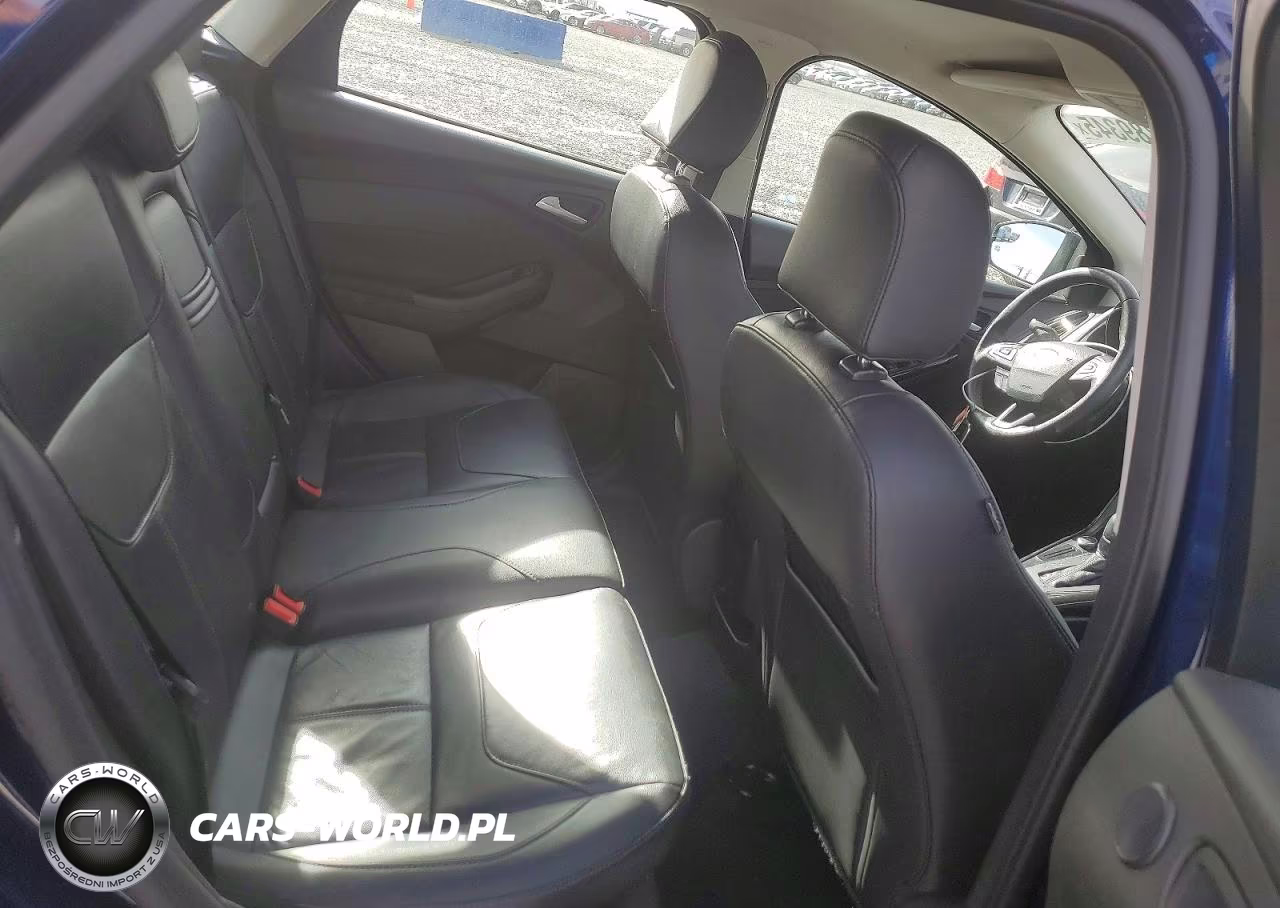 2016 Ford Focus Titanium VIN:1FADP3N25GL374420 - 10