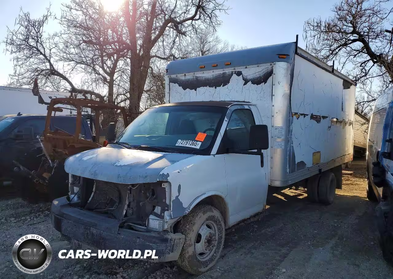 2004 GMC Savana Box Truck