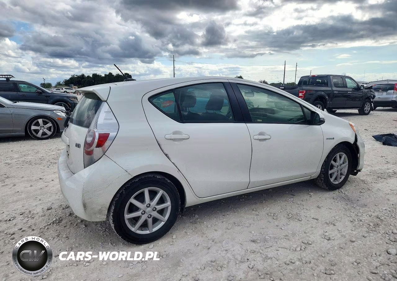 2014 Toyota Prius C Four VIN:JTDKDTB35E1561916 - 3