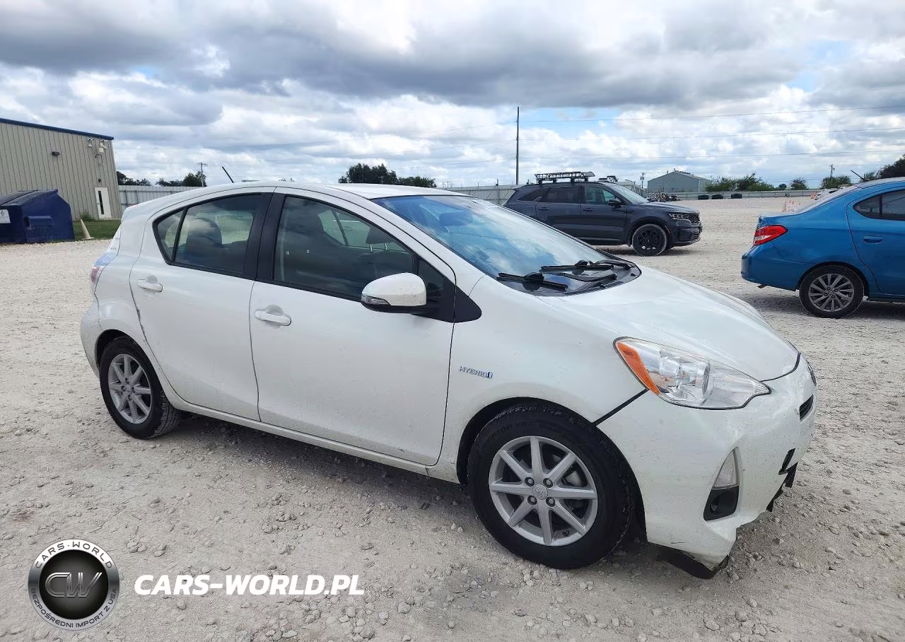 2014 Toyota Prius C Four VIN:JTDKDTB35E1561916 - 4