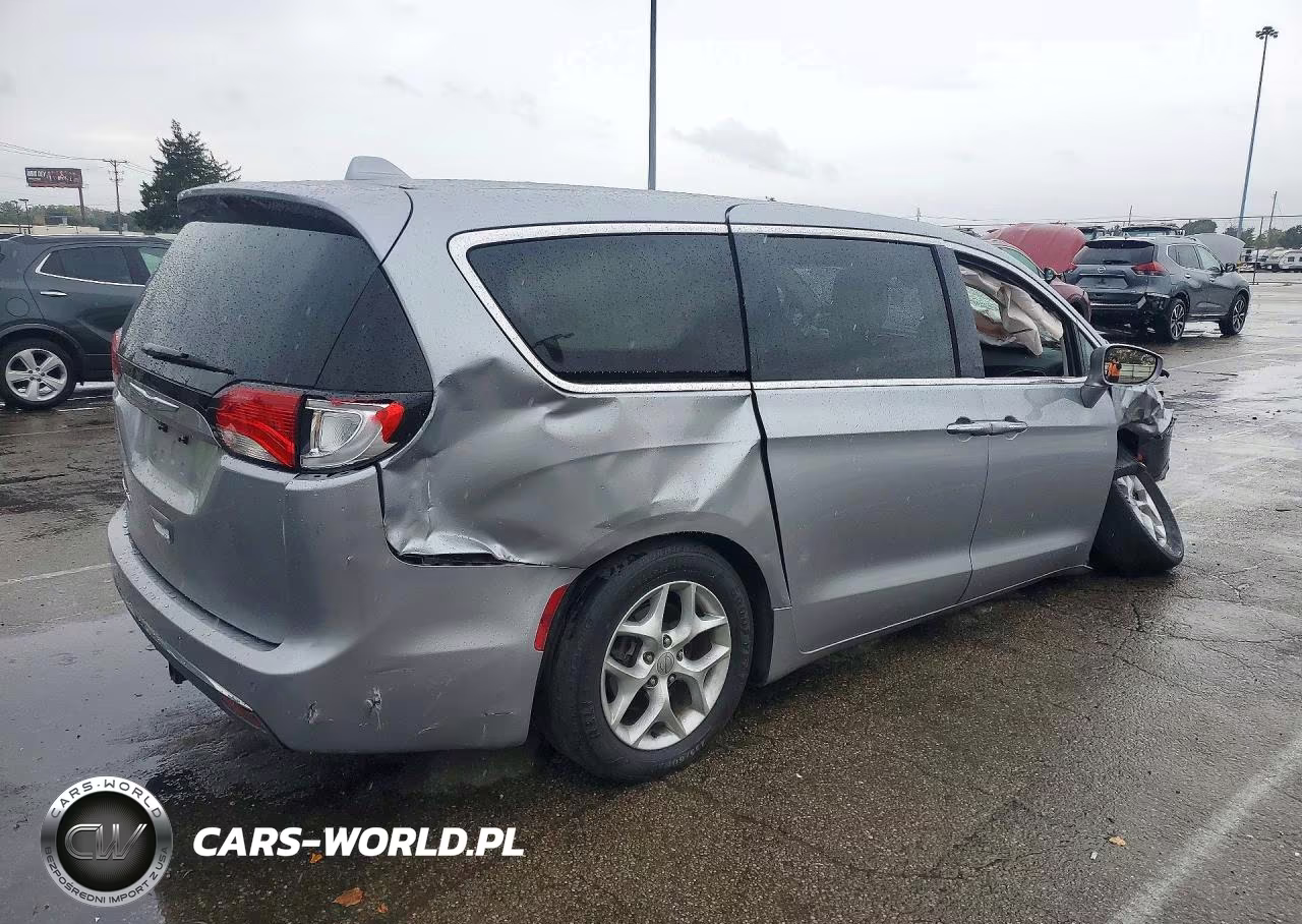 2018 Chrysler Pacifica Touring Plus VIN:2C4RC1FG9JR294062 - 3