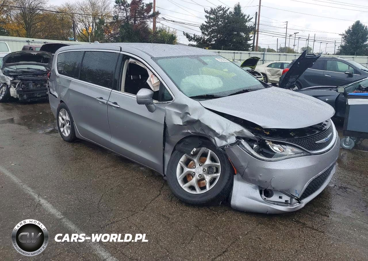 2018 Chrysler Pacifica Touring Plus VIN:2C4RC1FG9JR294062 - 4