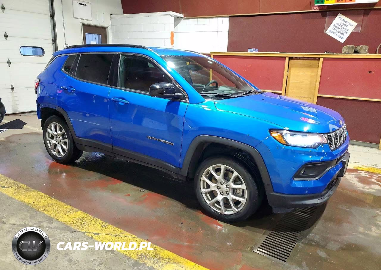 2023 Jeep Compass Latitude Lux VIN:3C4NJDFN1PT544937 - 4