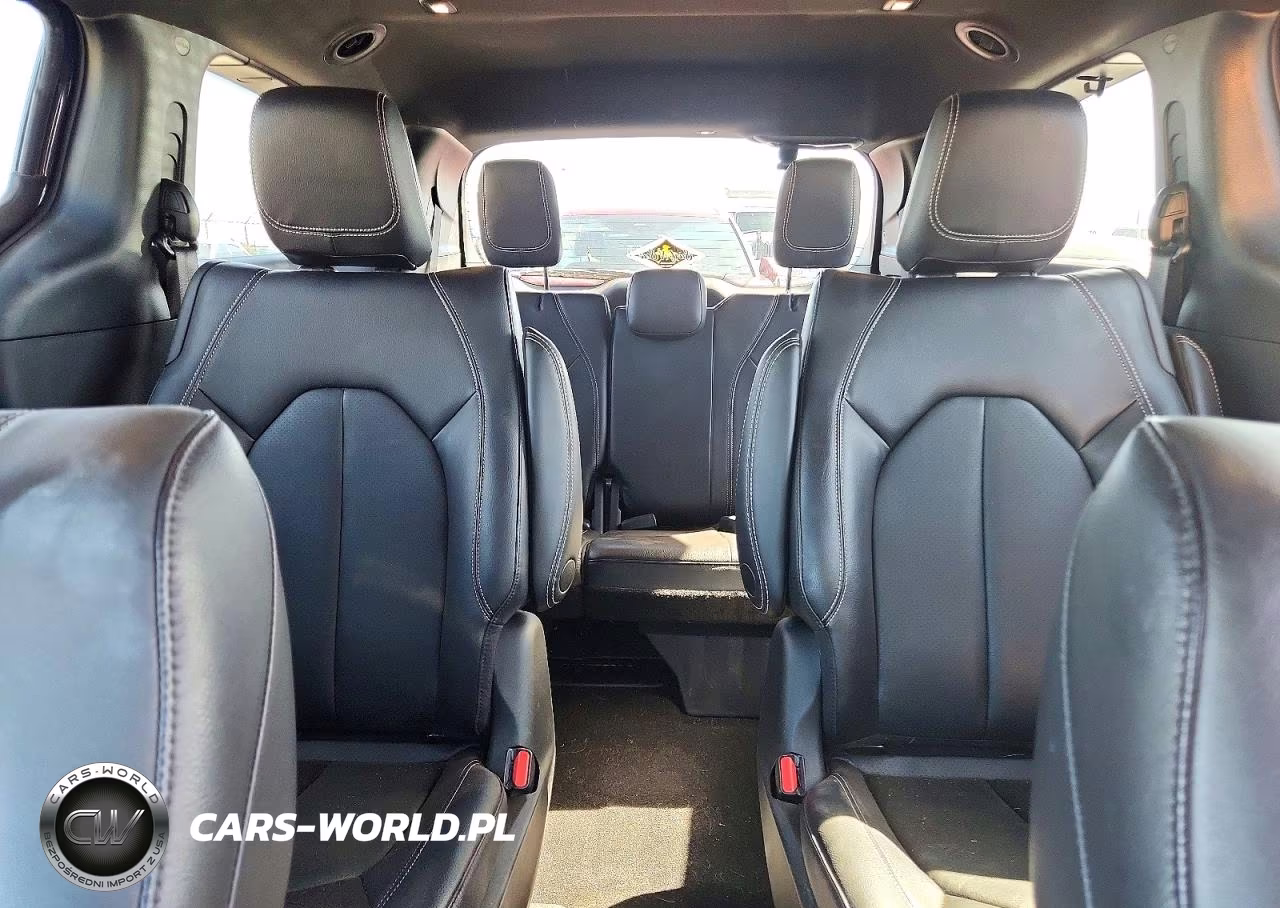 2022 Chrysler Pacifica Hybrid Touring L VIN:2C4RC1L7XNR214231 - 10