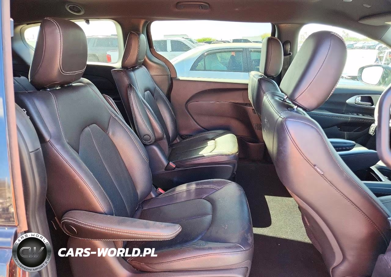 2022 Chrysler Pacifica Hybrid Touring L VIN:2C4RC1L7XNR214231 - 11