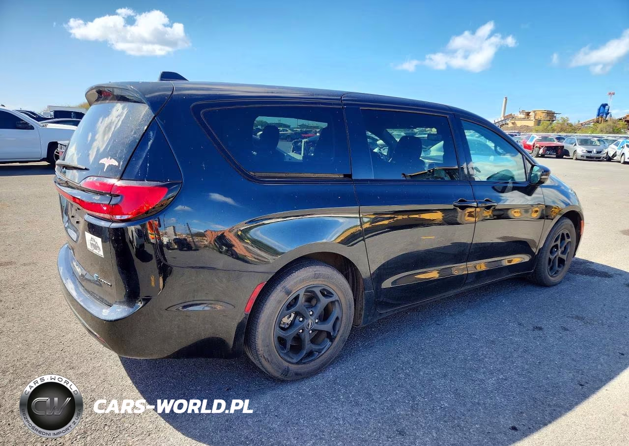 2022 Chrysler Pacifica Hybrid Touring L VIN:2C4RC1L7XNR214231 - 3