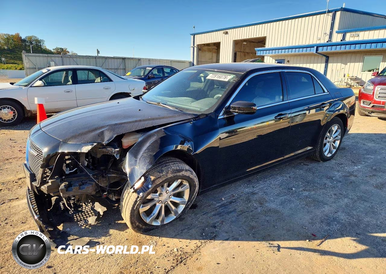 2018 Chrysler 300 Touring VIN:2C3CCARG2JH282122 - 1