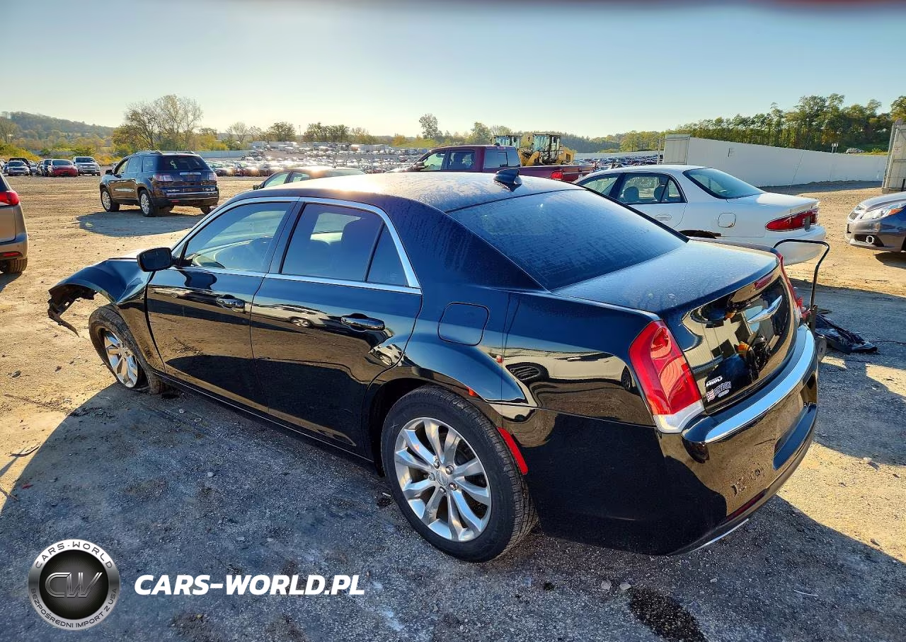 2018 Chrysler 300 Touring VIN:2C3CCARG2JH282122 - 2
