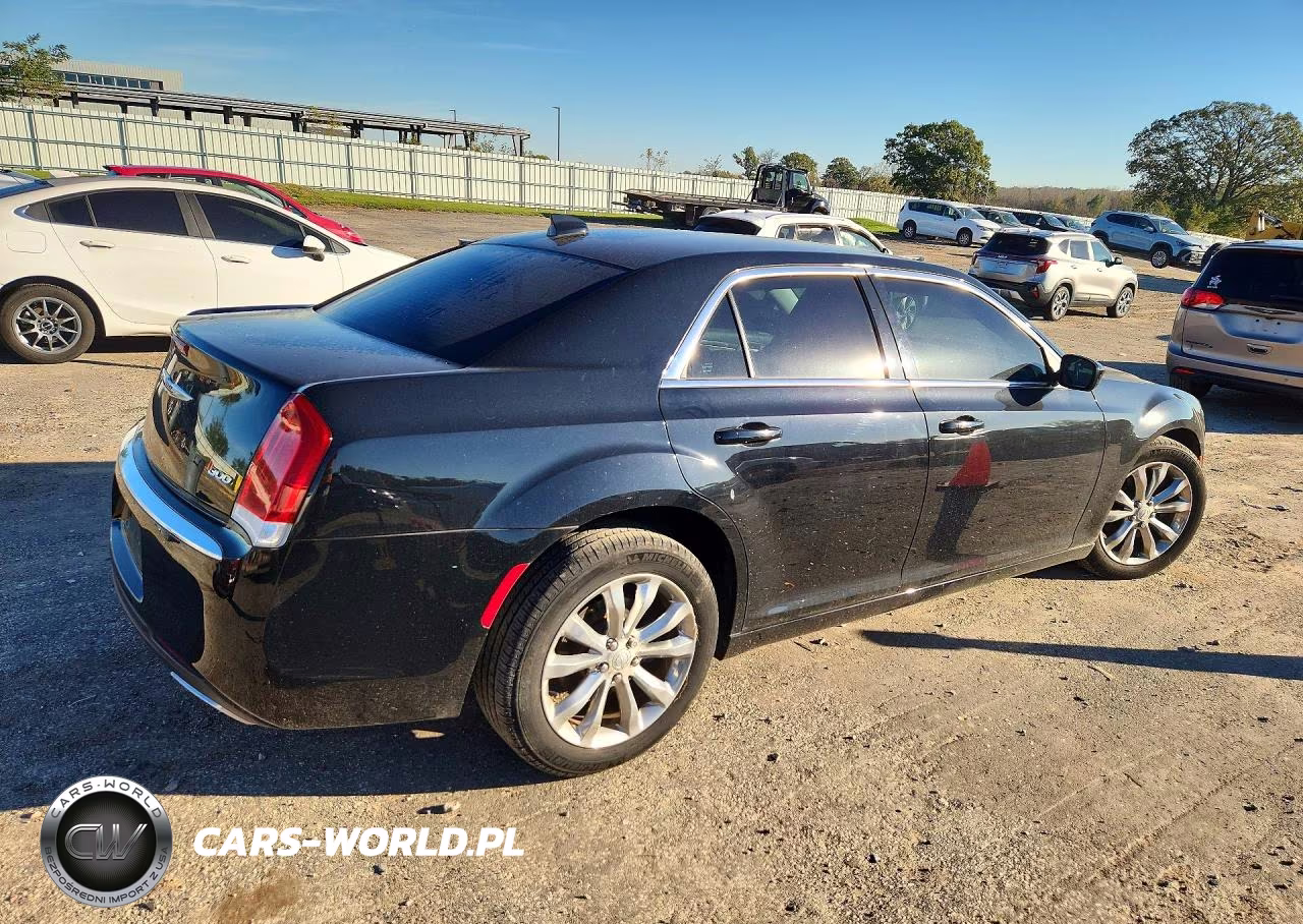 2018 Chrysler 300 Touring VIN:2C3CCARG2JH282122 - 3