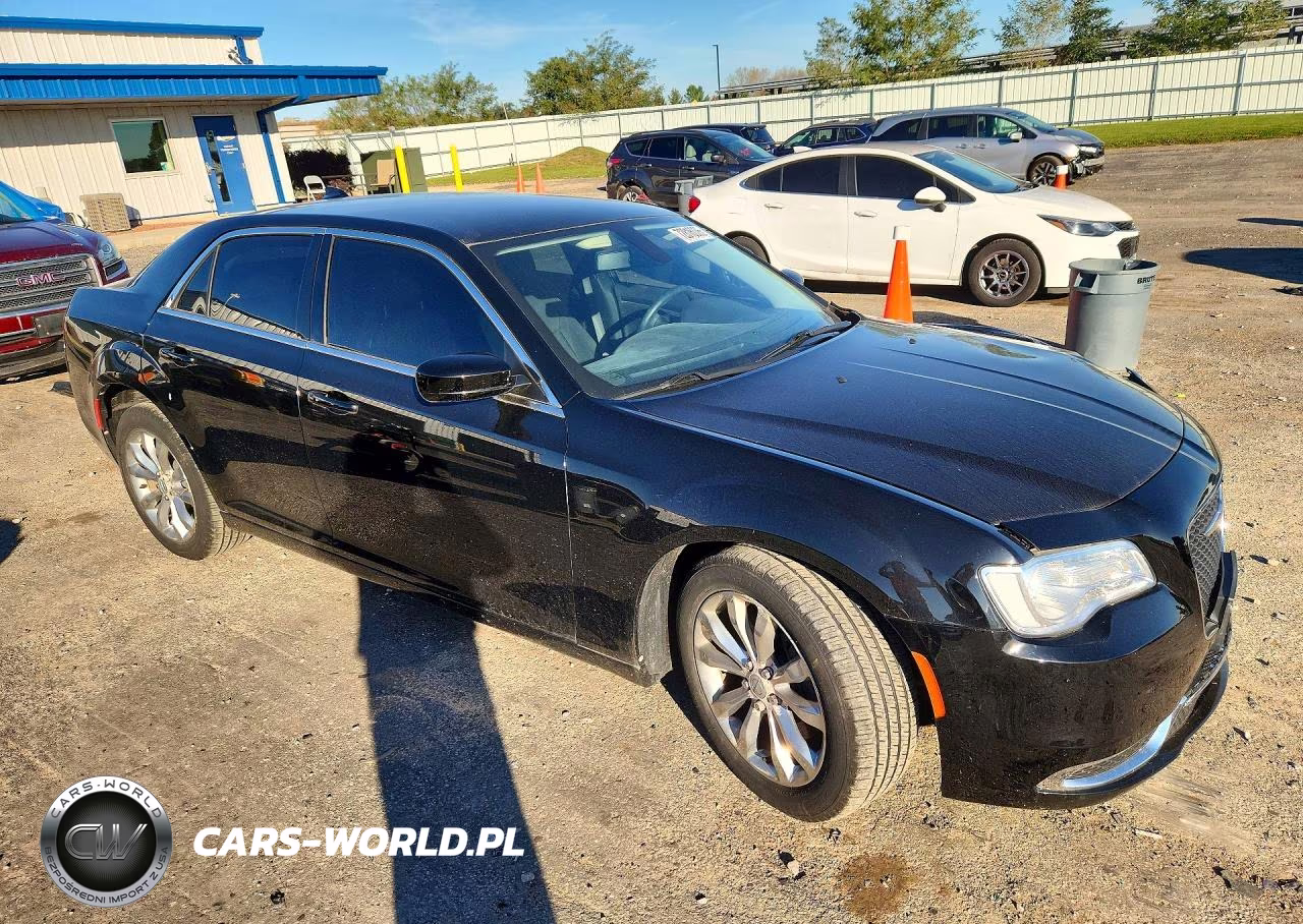 2018 Chrysler 300 Touring VIN:2C3CCARG2JH282122 - 4