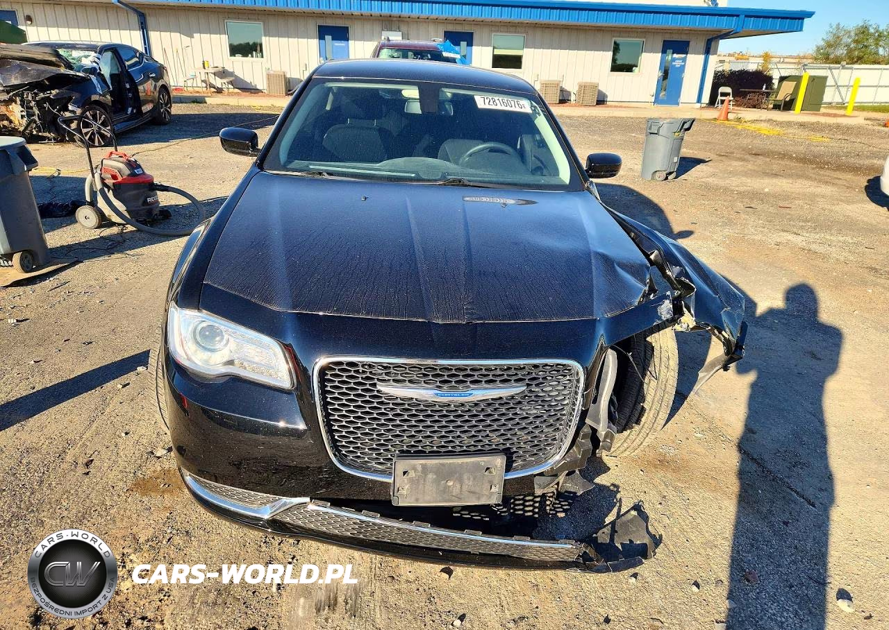 2018 Chrysler 300 Touring VIN:2C3CCARG2JH282122 - 5
